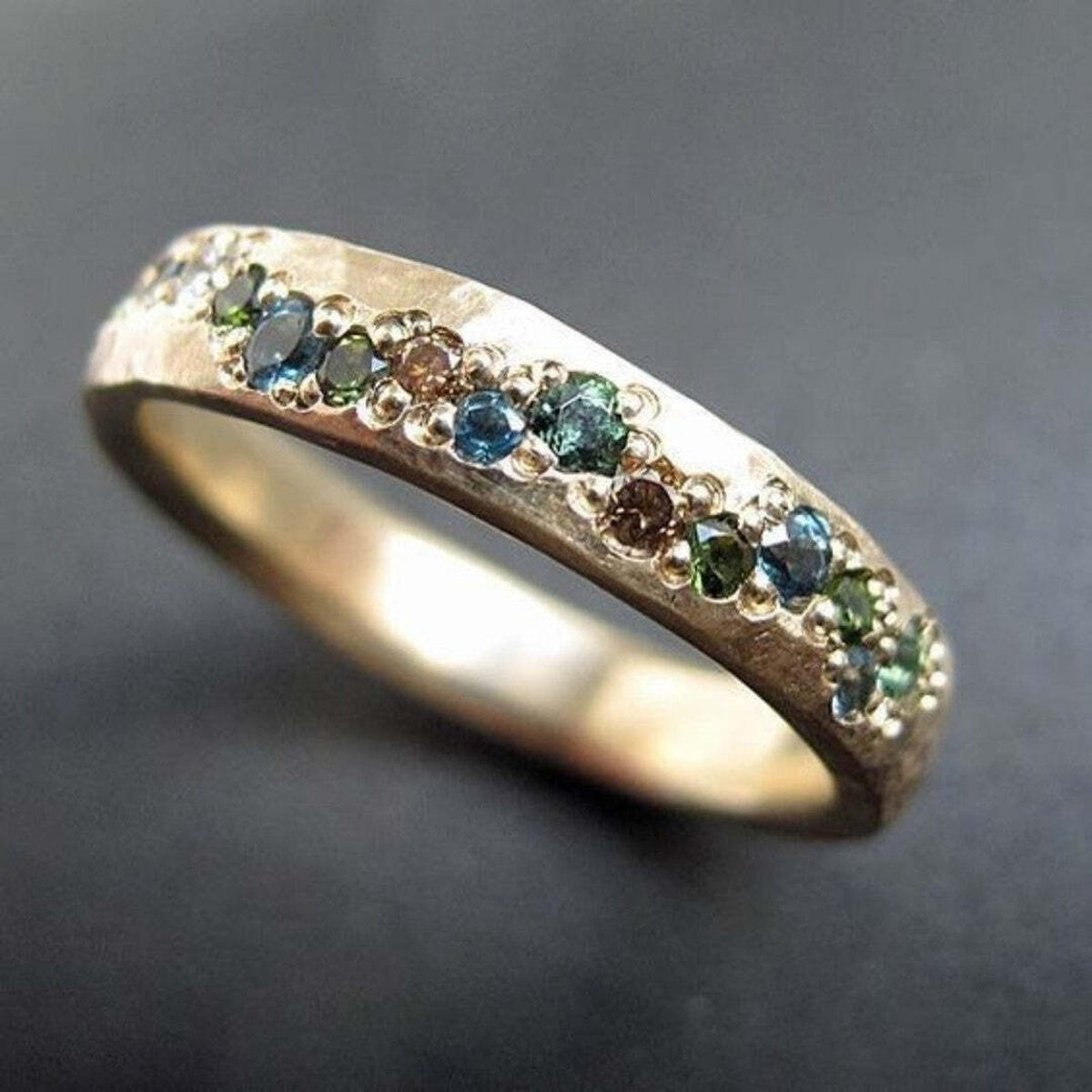 Anello Vintage Dorato con Pietre Colorate