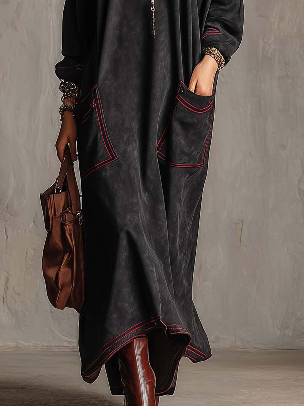 Marielle | Abito Lungo in Scamosciato Nero con Cuciture a Contrasto Rosse e Tasche Applicate