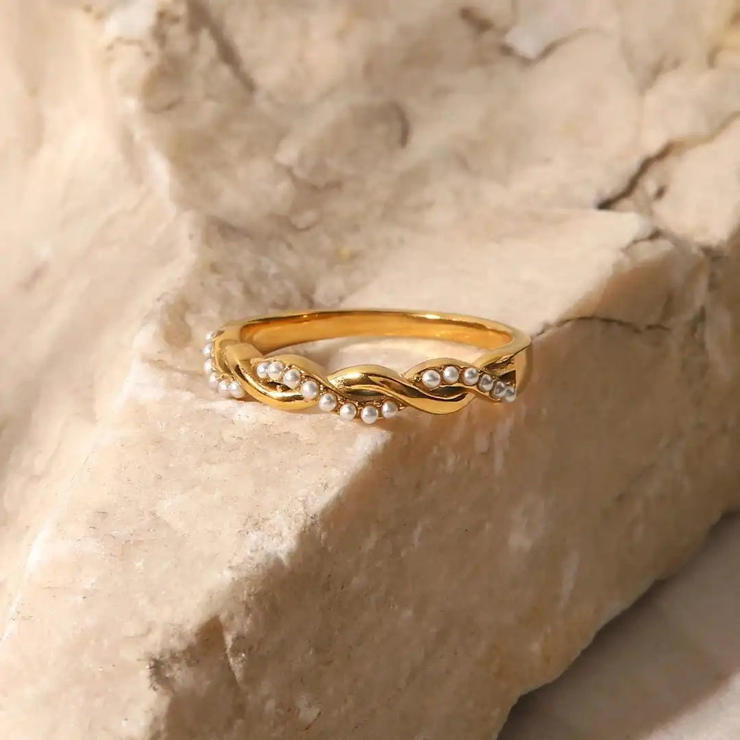 Anello Sottile Dorato Intrecciato con Perla