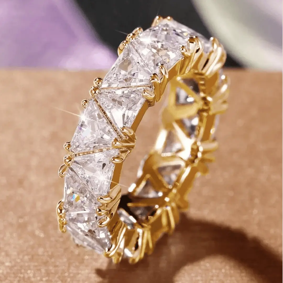 Anello Vintage con Pietra Triangolare